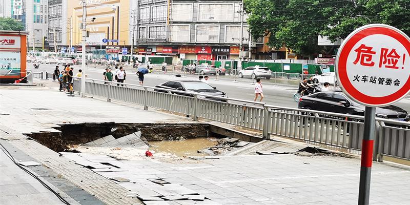 八字火土两旺滴水全无(直击郑州街头暴雨后)