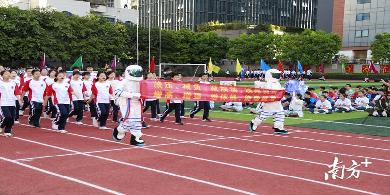 班级口号八字正能量(“月亮睡了我就睡)