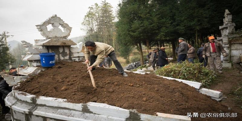 村上的人死了,开个追悼会,以寄托我们的哀思(农村祭奠仪式)