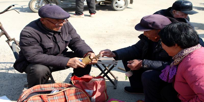 怎么铜钱算卦(实拍集市上的算命先生们)