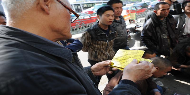 算卦好话怎么说(“神鸟”算命街头行骗上当者多是老人)