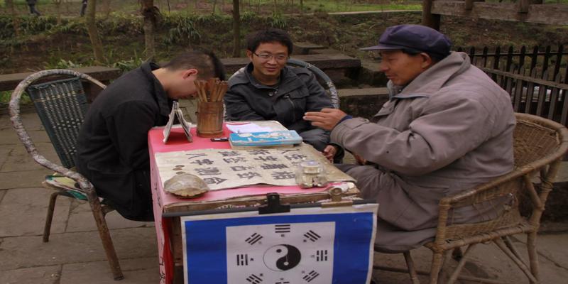 给女孩子算卦套话(揭秘江湖“算卦人”的老底)